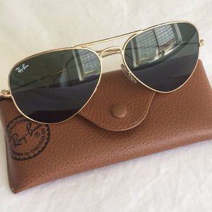 Ray ban aviator.